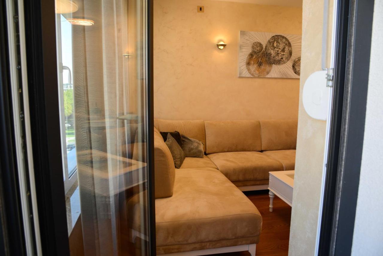 Tesla 70 Apartment With Secure Parking In The Garage Novi Sad Luaran gambar